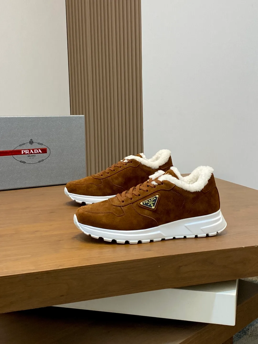 💰780 Prada/Prada Autumn and winter men's leather lace-up sneakers. Top-quality goods produced in Dongguan. Imported Nappa cowhide leather upper with raised layered design. Light and breathable, soft and comfortable. Genuine calfskin leather edging has a distinctive sporty style. The leather tongue is equipped with the classic PRADA letter red rubber label badge to fully display the brand style. The transparent air-cushion midsole is equipped with a lightweight tread rubber outsole. It is light and increased by about 4CM. The inner lining is Excellent foot feel. Comes with original packaging. 38-44 (customized at 45). Size: 39-40-41-42-43-44. Standard leather shoe size.